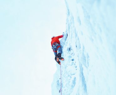 crampones en pared de hielo