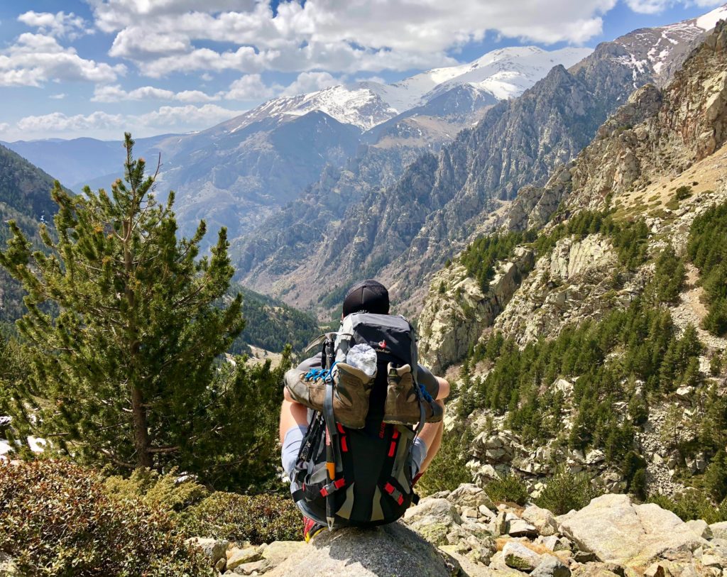 Alpinista reflexionando en la montaña
