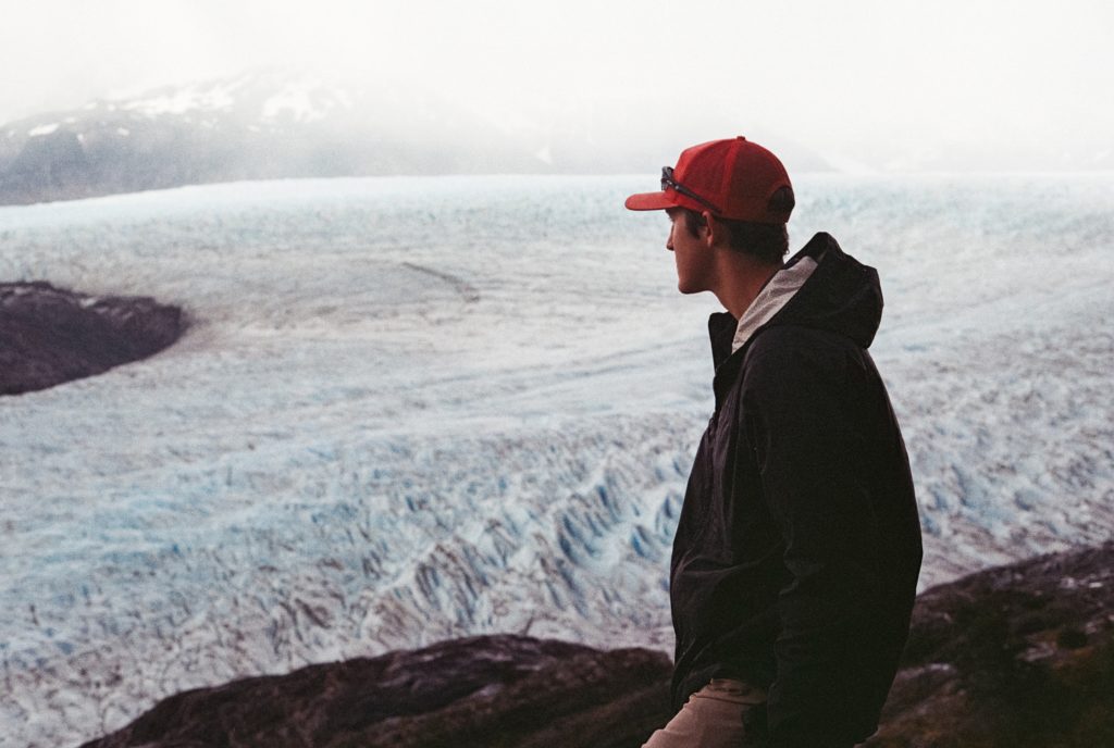 Hombre admirando el un Glaciar en el Circuito W
