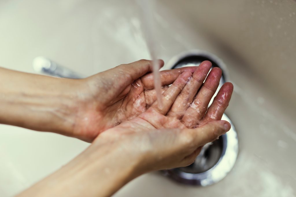 Una persona lavándose las manos,
 rawpixel 