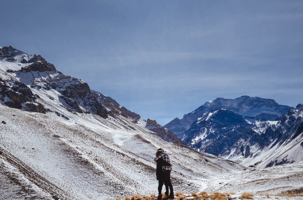 Dos personas en la cima de Aconcagua, Argentina
 Paz Arando 