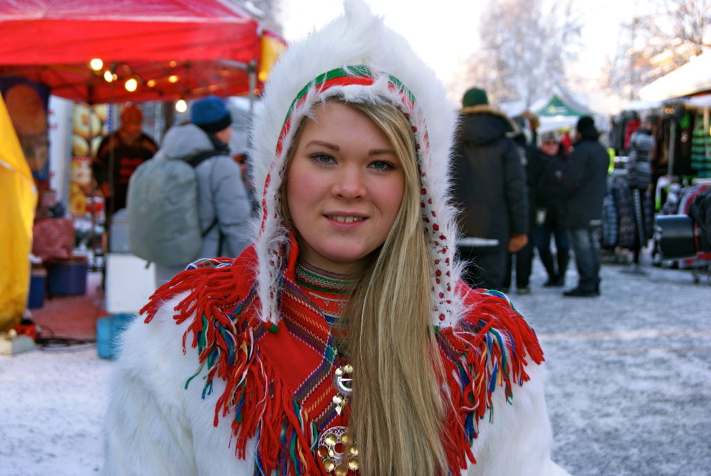 mujer sami de finlandia