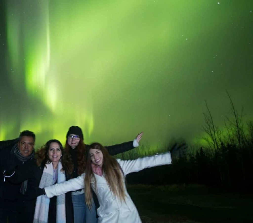 Claudia y su familia en el momento de Caza de Auroras Boreales en Whitehorse