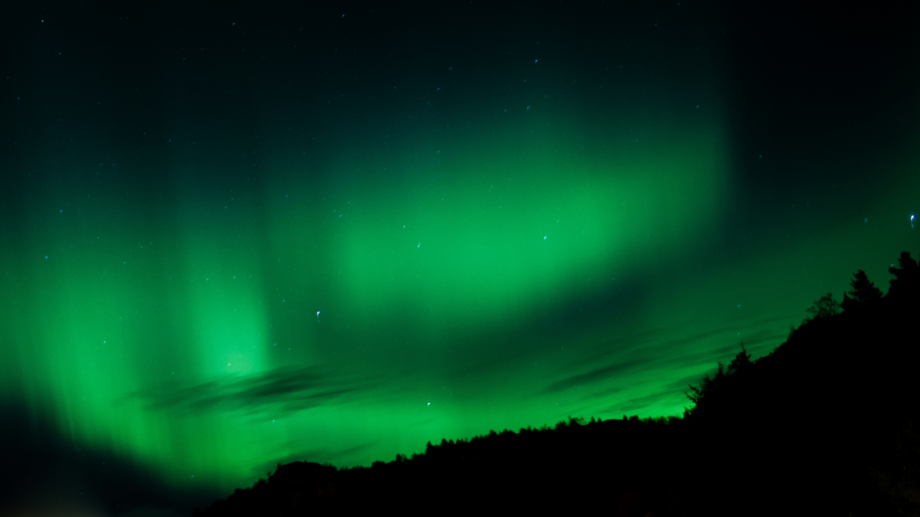 Auroras boreales en un cielo oscuro de Canadá