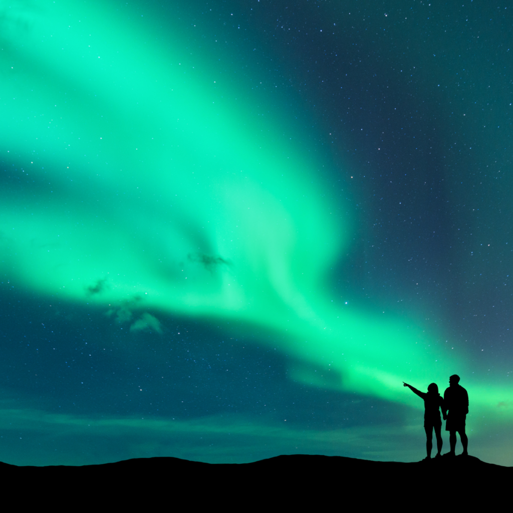 Personas observando las auroras boreales en Canadá - viajes