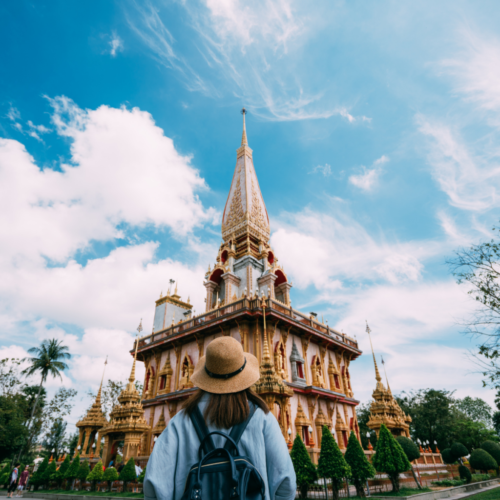Persona frente a imponente templo en Tailandia - Viajes