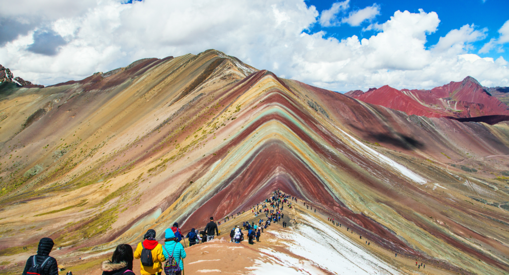 personas caminando en la montaña de los 7 colores peru, vinicunca