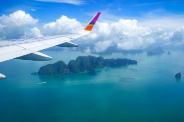 Ala de un avión sobre islas tropicales, momentos antes de aterrizar