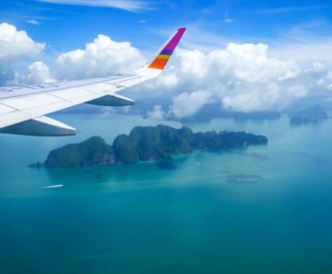 Ala de un avión sobre islas tropicales, momentos antes de aterrizar