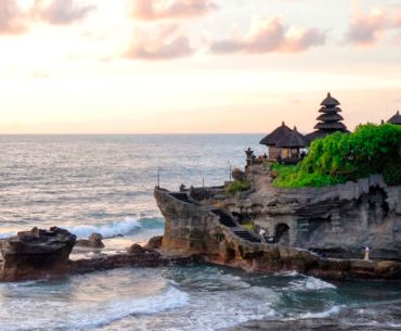 El templo de Tanah Lot sobre una roca frente al mar al atardecer, Bali