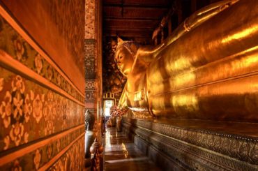 Buda reclinado dorado en un templo de Bangkok, Tailandia