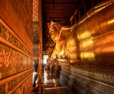 Buda reclinado dorado en un templo de Bangkok, Tailandia