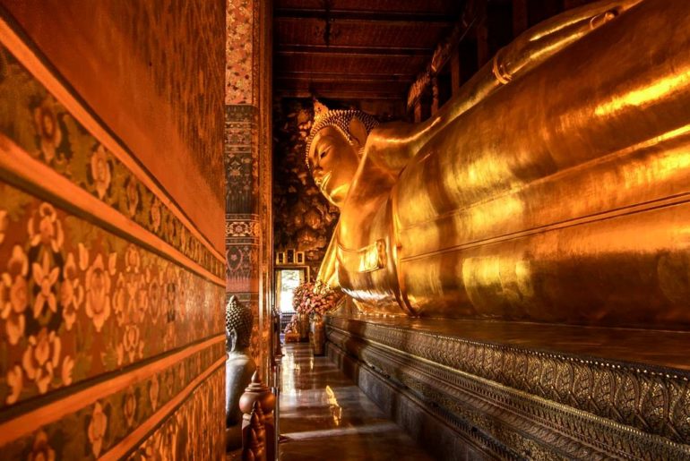 Buda reclinado dorado en un templo de Bangkok, Tailandia
