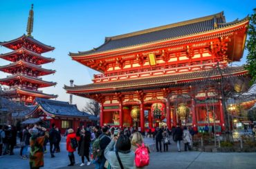 El templo Senso-ji y su pagoda de cinco pisos iluminados en Asakusa, Tokio