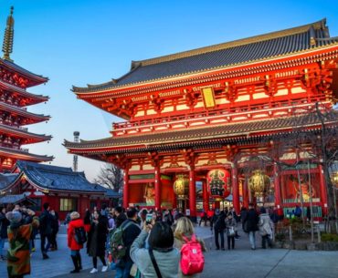 El templo Senso-ji y su pagoda de cinco pisos iluminados en Asakusa, Tokio