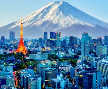 El monte Fuji nevado detrás de la Torre de Tokio y el horizonte de la ciudad al atardecer