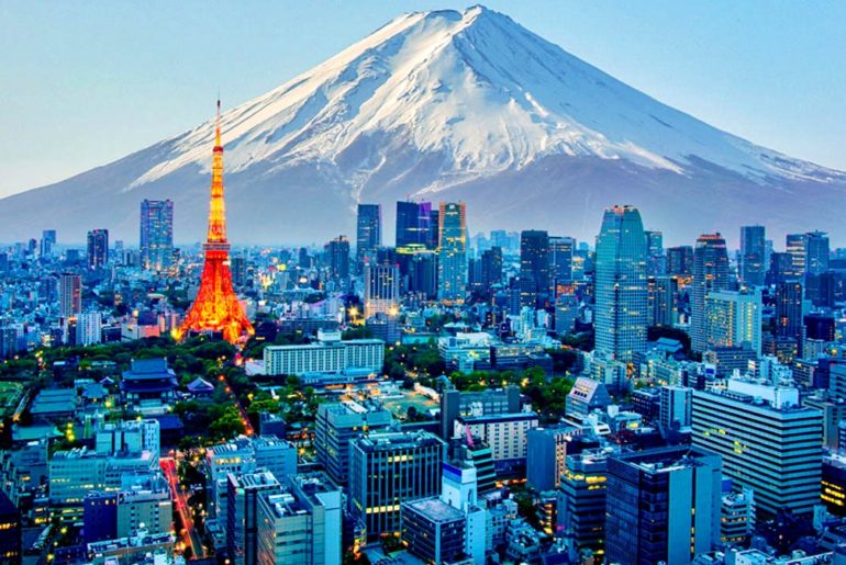 El monte Fuji nevado detrás de la Torre de Tokio y el horizonte de la ciudad al atardecer