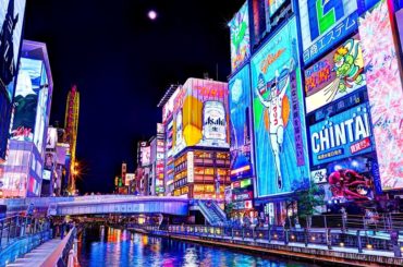 Los letreros de neón de Dotonbori, Osaka, reflejados de noche
