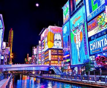 Los letreros de neón de Dotonbori, Osaka, reflejados de noche
