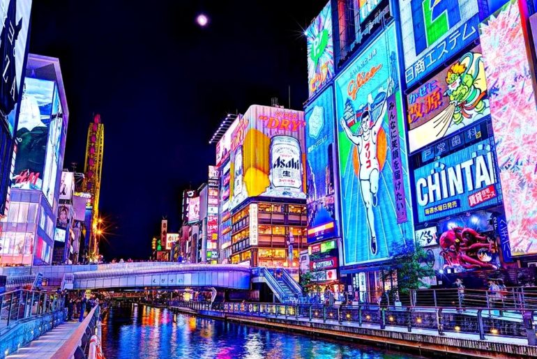 Los letreros de neón de Dotonbori, Osaka, reflejados de noche
